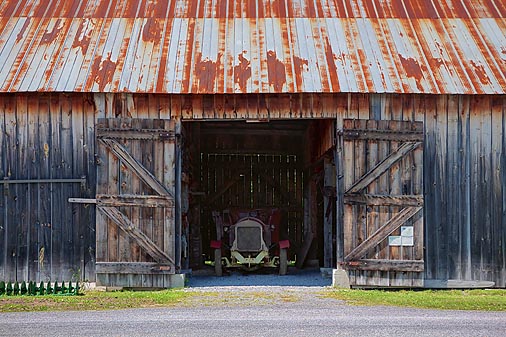 Car In A Barn 00295