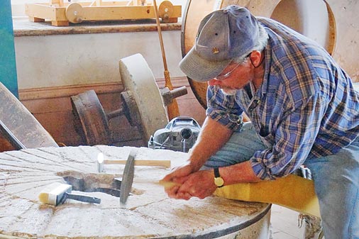 Grooving A Millstone 89375 (crop)