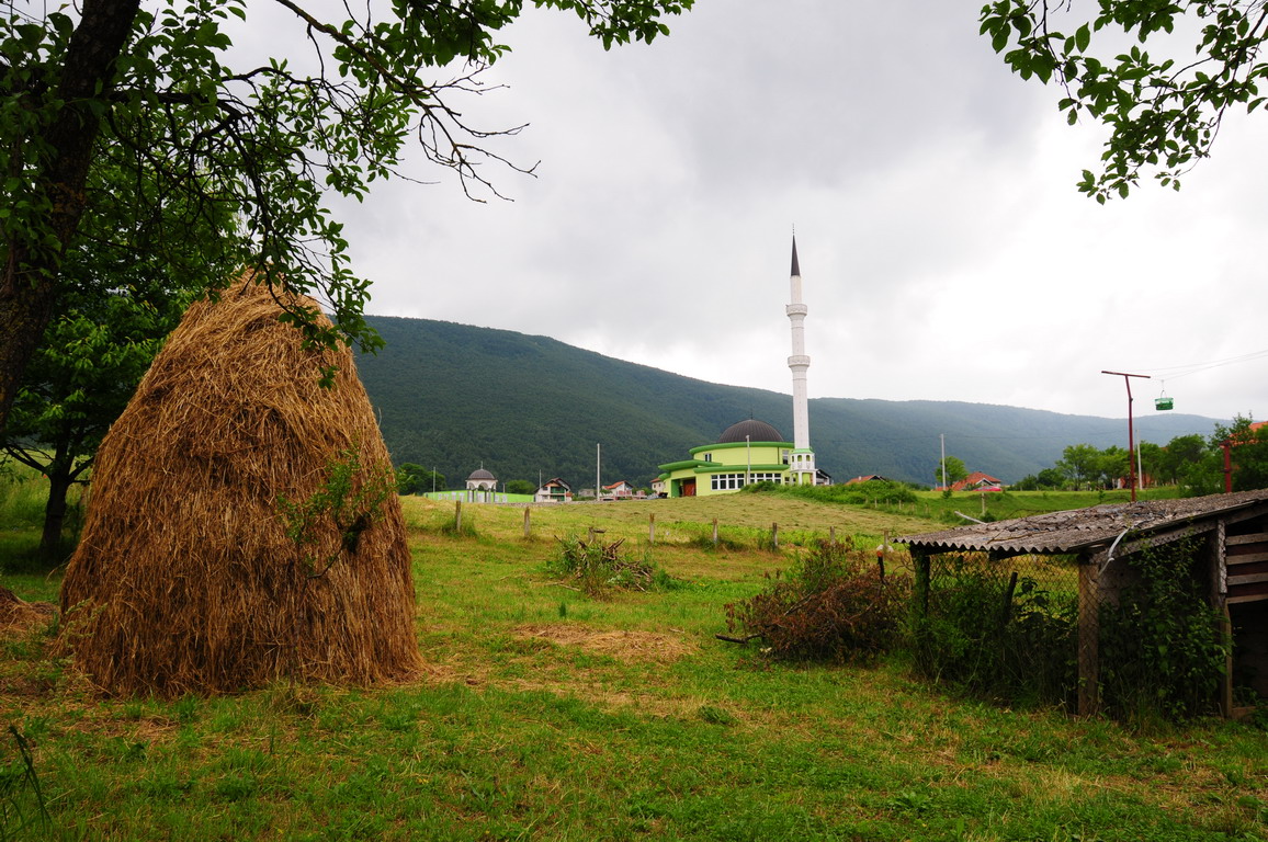 16 BIHAC area, country haystack and mosque