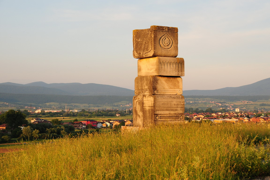 21 BIHAC, statues on hill