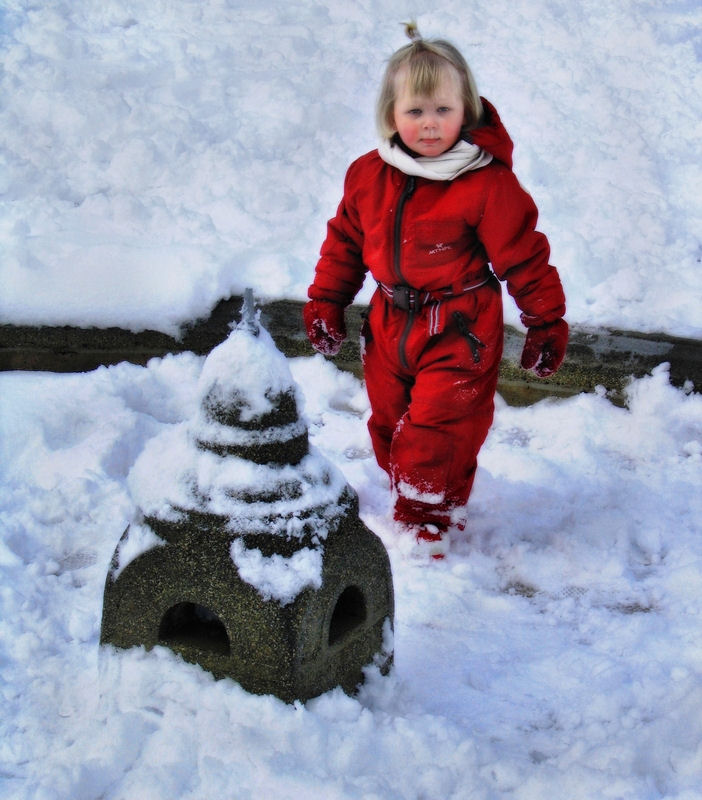 The joyful relationship between children and snow...