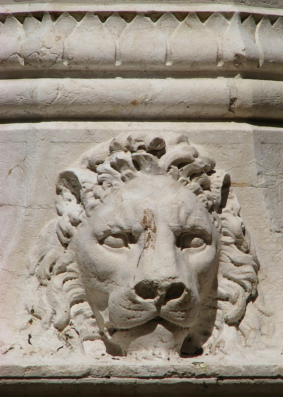le lion de pierre