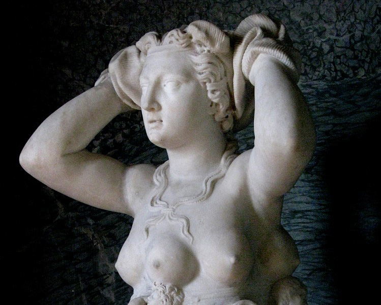 Statue pleine de seins