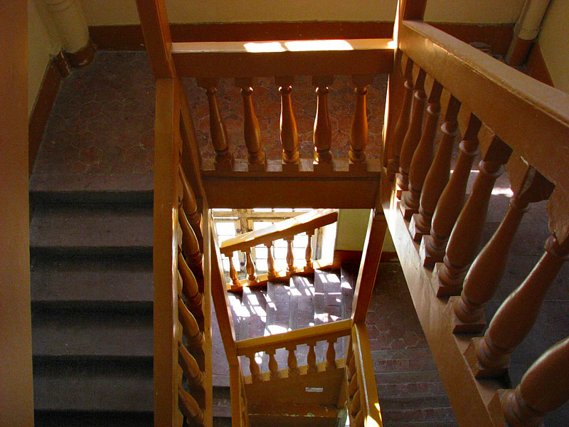 la cage d'escalier de bois