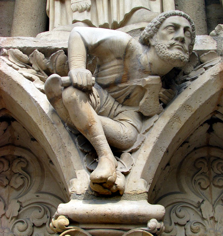 l'homme accroupi  la hache
