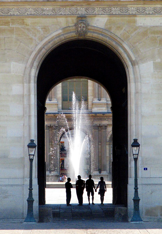 quatre ombres devant la fontaine