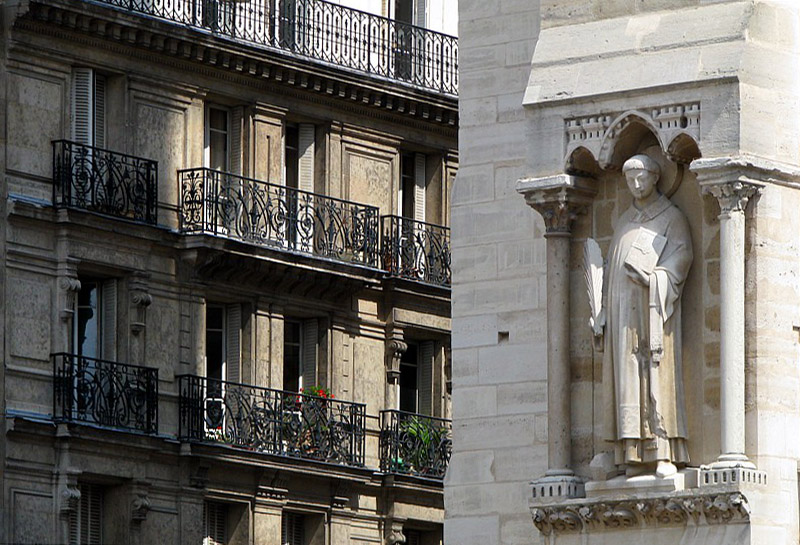 en opposition