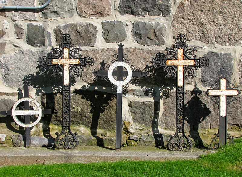 Les croix contre le mur d'glise