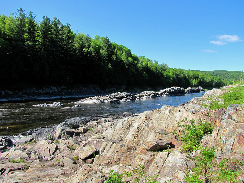 Chaudire et ciel bleu