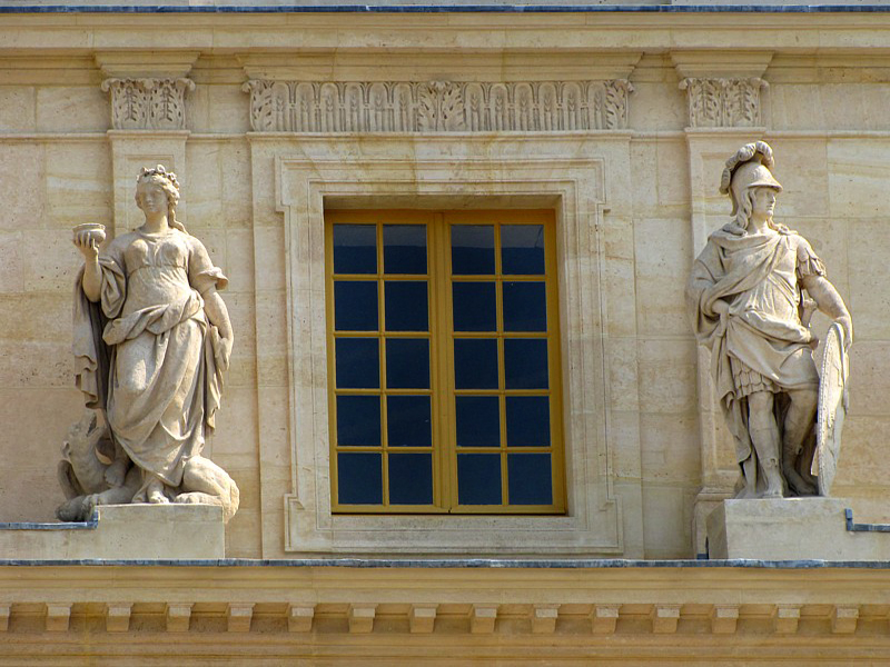 les deux statues gardant la fentre