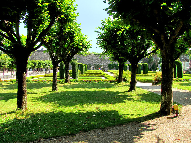 jardin et arbres en range