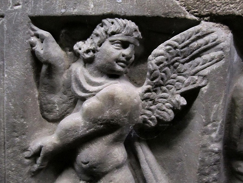 un ange sur le tombeau de la crypte