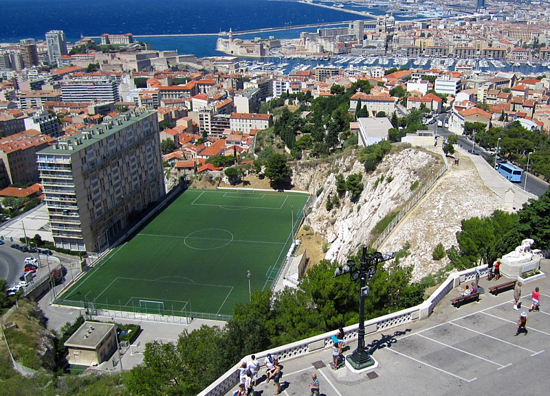 le terrain de foot