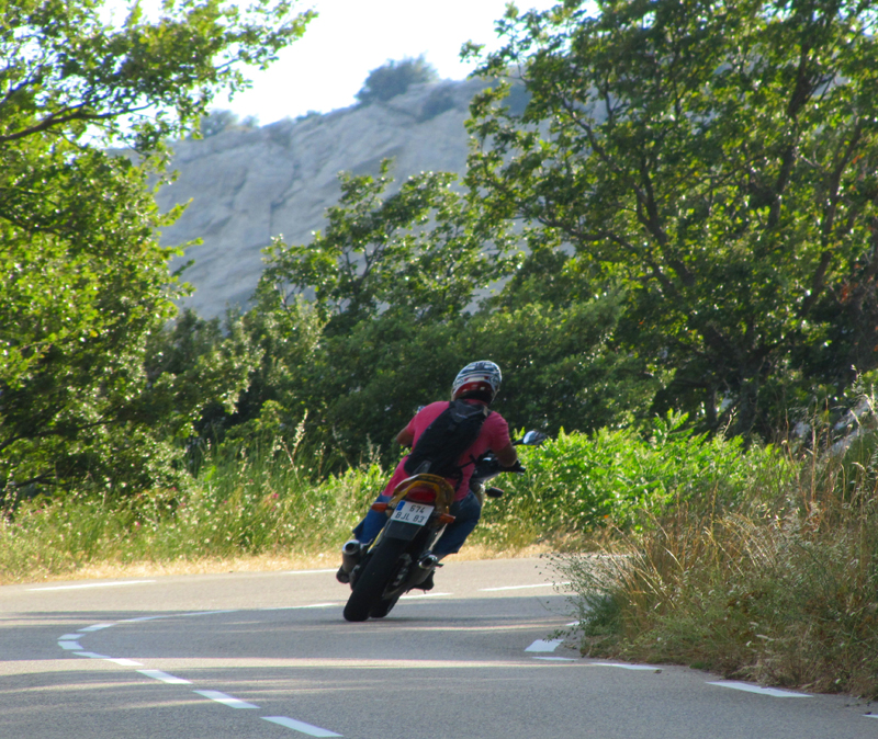 la moto dans le tournant