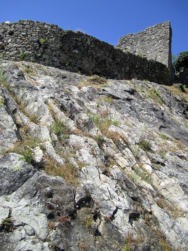 muraille sur rocher