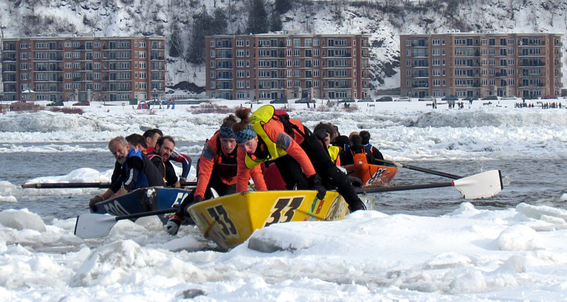 un pack de canots sur la glace