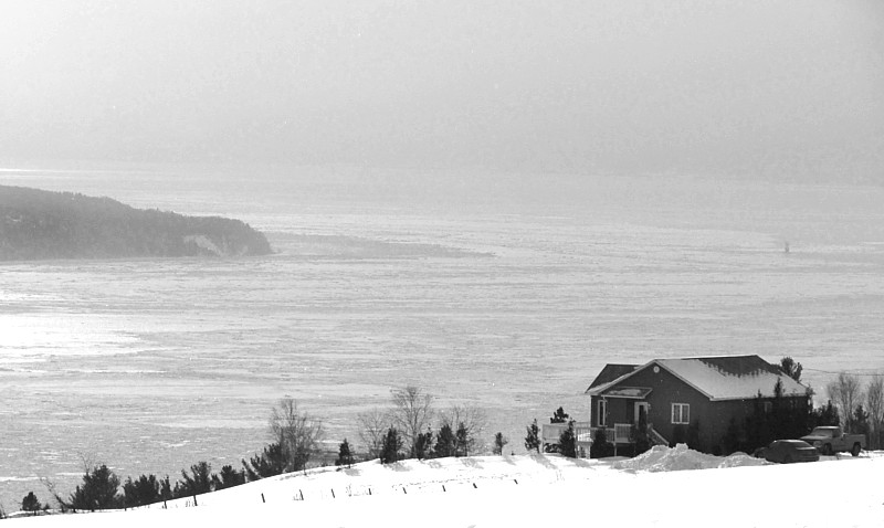 la maison dominant le fleuve