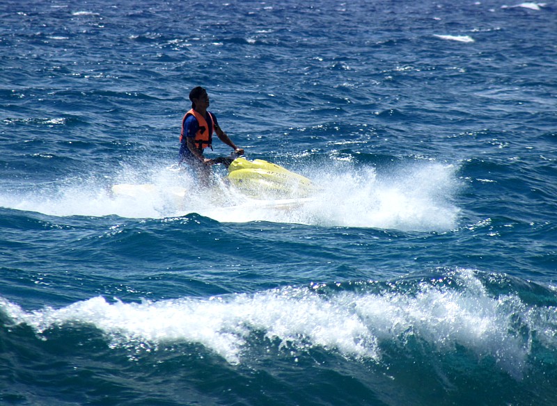 Moto marine dans les vagues