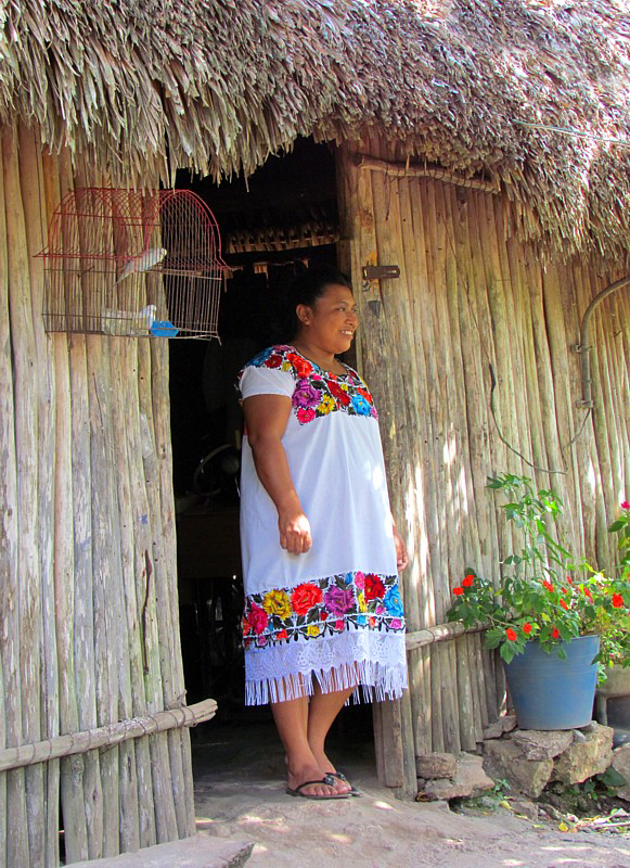 Femme maya  la porte de sa maison