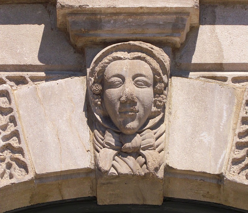 femme au visage raboté