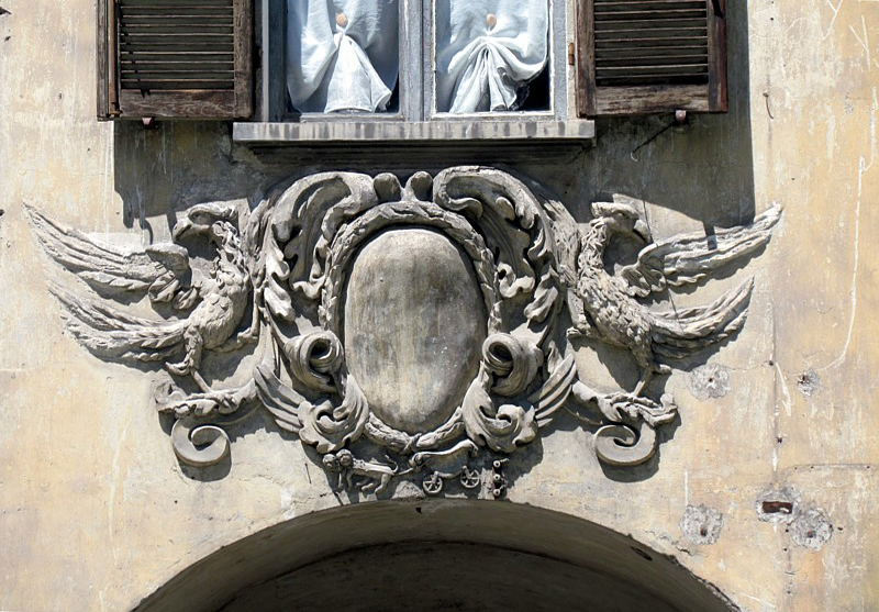 l'écusson du palais décrepi