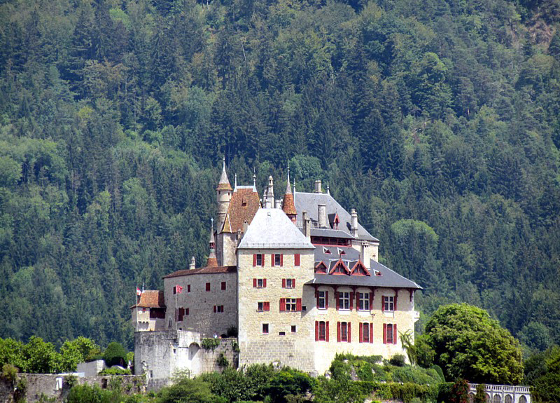 Menthon, le chteau sur fond de fort