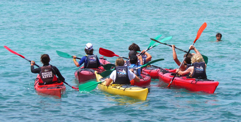 Armada d' apprentis kayakistes