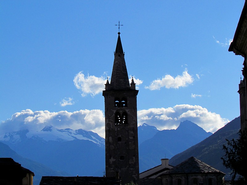 clocher sur fond bleu