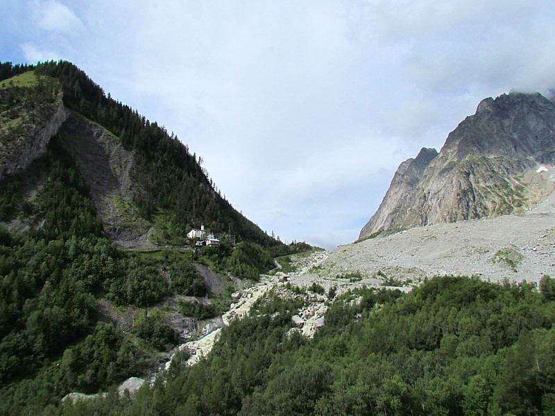 à l'entrée du tunnel du Mont-Blanc