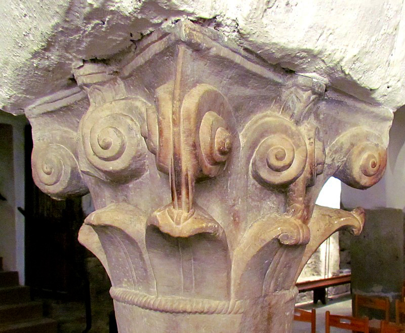 chapiteau dans la crypte de San Orso
