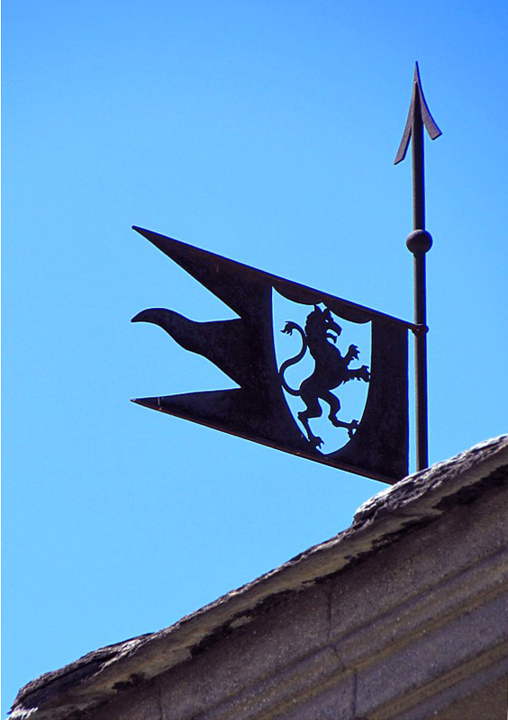 drapeau de fer sur l'Arc d'Auguste