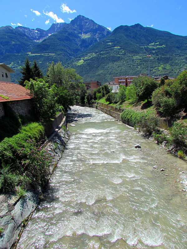 la Dora coule dans la valle d'Aoste