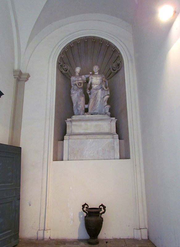 L'urne devant la statue