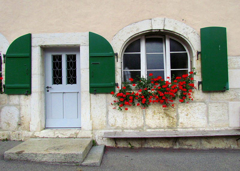 volets verts et graniums rouges