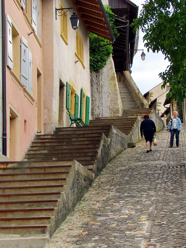 la La rue et l'escalier montant  la vieille place