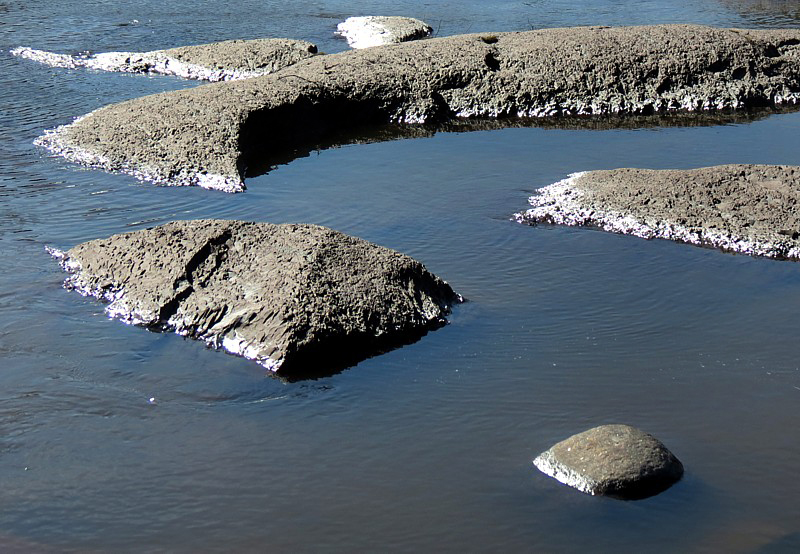 le petit rocher dans l'eau bleue