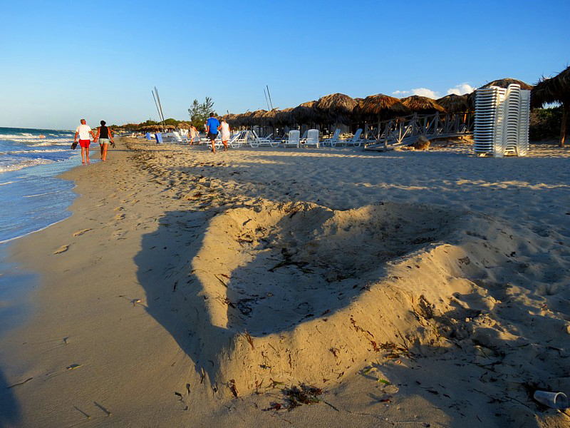 un coeur sur la plage