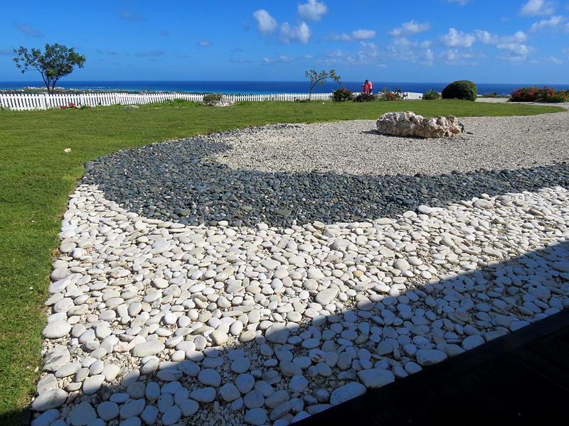 un jardin zen et du gazon