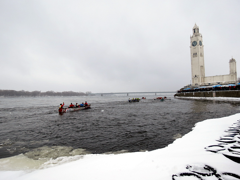 Course en canot dans la tempête