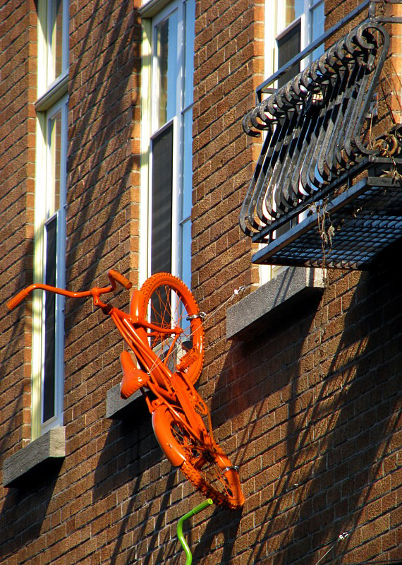 orange  le vlo du mur de brique