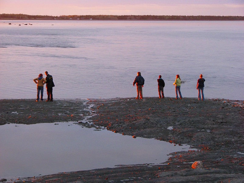 Une famille au bord  de l'eau