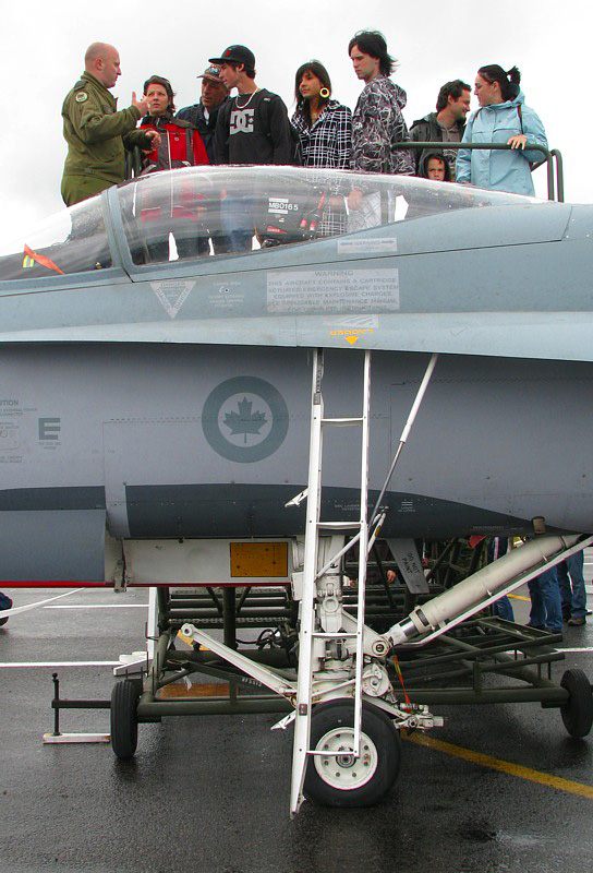 Devant le cockpit du F-18