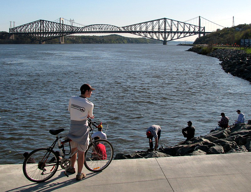 le cycliste et le pont