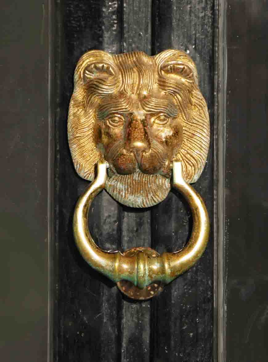 D Door-knocker