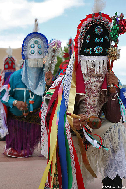 Jemez danzantes kneeling