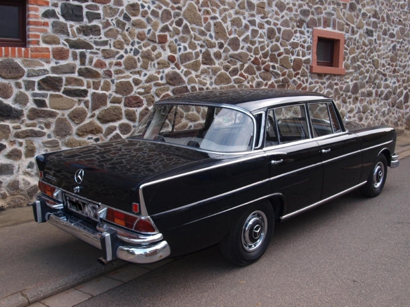 Mercedes Benz 220 SEb 08.jpg