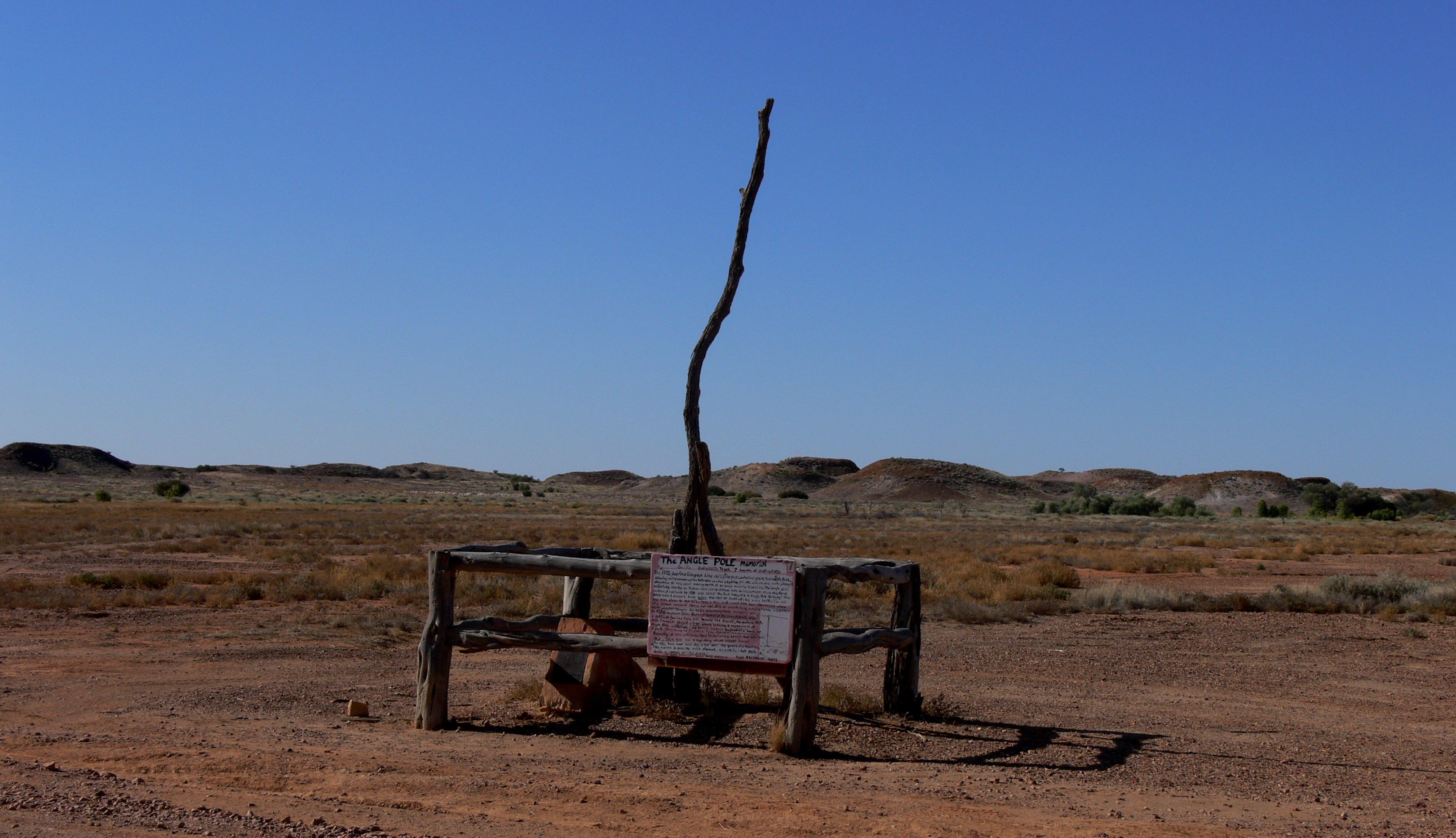 Angle Pole on Oodnadatta Track, South Australia