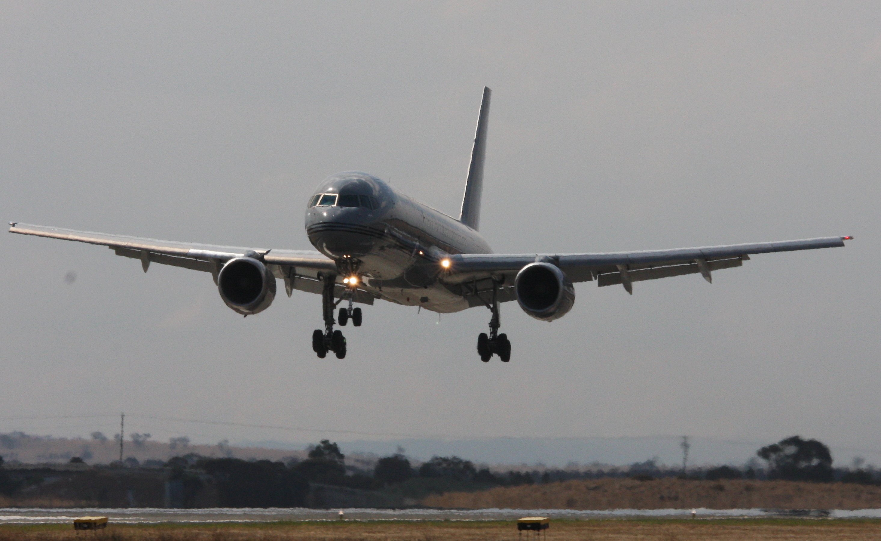 Kiwi 757 short finals.jpg