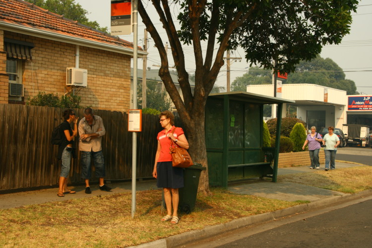 Busshllplatsen varifrn bussen till Melbourne centrum gr