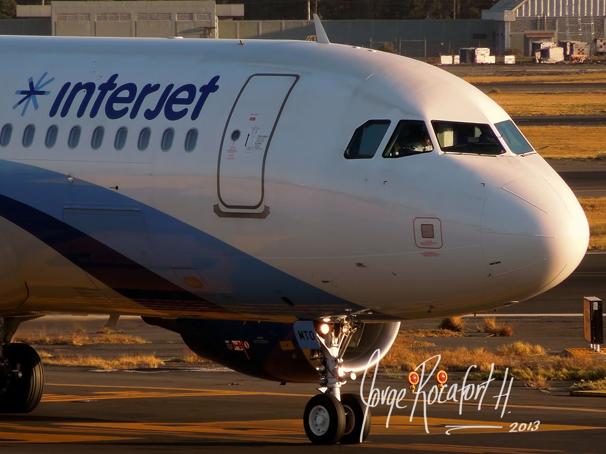 Interjet 320 at dusk